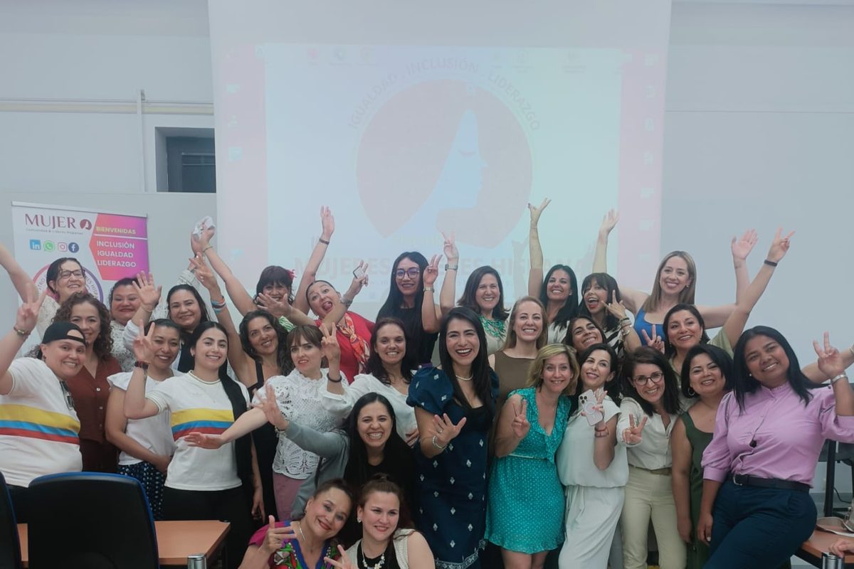 Participantes celebrando al cierre de un encuentro EMLHIS